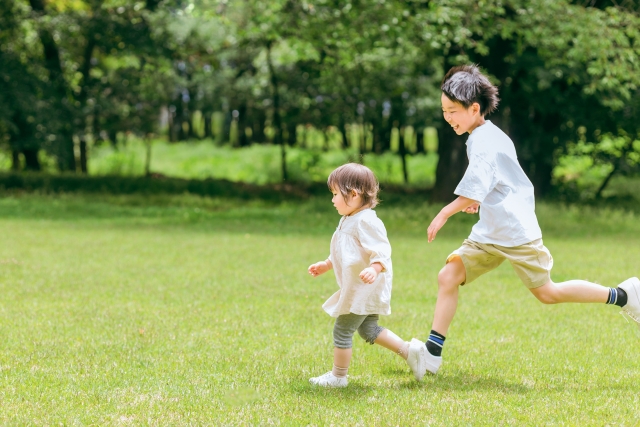 公園で遊ぶ子供たち