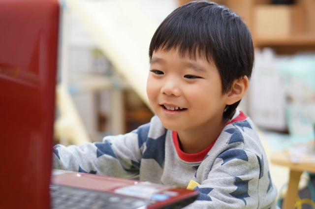 プログラミング学習を楽しむ小学生