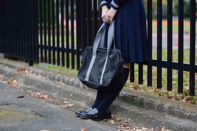 女子学生が投稿する様子